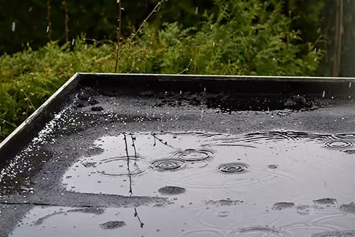 雨水がたまった屋上